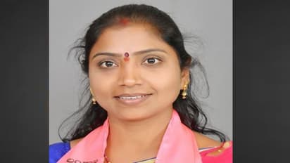 బీఆర్ఎస్ అభ్యర్థి జాన్సన్ ఎస్టీ కాదు: కంట తడిపెట్టిన రేఖా నాయక్