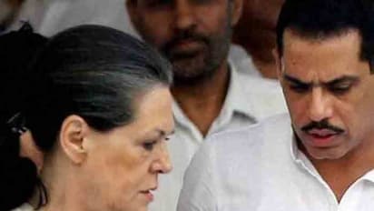 సోనియా అల్లుడు రాబర్ట్ వాద్రా సన్నిహితుల ఇళ్లపై ఈడీ దాడులు