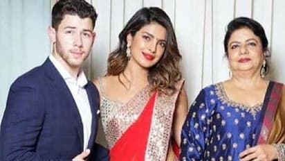 వాళ్లను గాడిదలతో పోలుస్తూ హీరోయిన్ తల్లి కామెంట్స్!