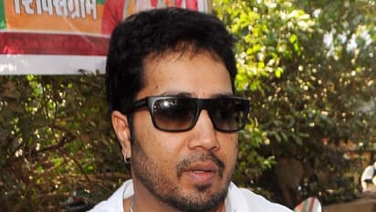 মুশারফের আত্মীয়ের বিয়েতে গানের মাশুল! দেশে নিষিদ্ধ হল মিকা সিং-এর গান