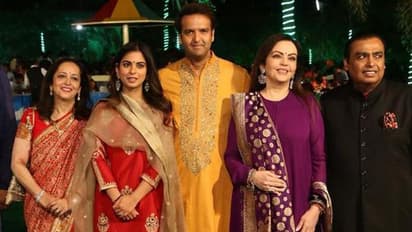 నో మొబైల్స్.. నో ఫోటో షేరింగ్.. ఆశా పెండ్లికి హిల్లరీ