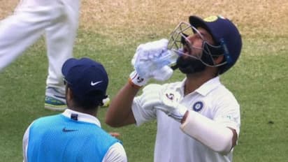 ബാറ്റിംഗിനിടെ ഇത്ര പാടുപെട്ട് പൂജാര കുടിച്ചത് വെറും വെള്ളമല്ല