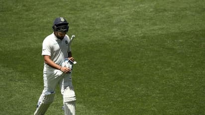 രോഹിത്തിന്റെ ബാറ്റിംഗ് കാണു; ഹിറ്റ്മാനെ പൊക്കിയടിച്ച് ട്വീറ്റിട്ട മുംബൈ ഇന്ത്യന്‍സിനെ ട്രോളി ആരാധകര്‍