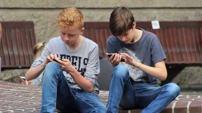 ഫോണുകള് സ്മാര്ട്ടാവുന്നു, നമ്മുടെ കുട്ടികളോ? അവര്ക്കെന്ത് സംഭവിക്കുന്നു?