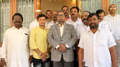 Karnataka govt in trouble: Siddaramaiah cuts short foreign trip, returns home