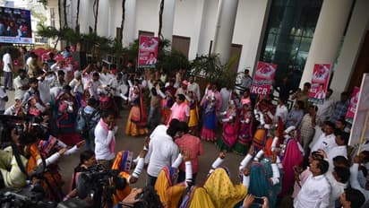 టిఆర్ఎస్ రెబెల్స్ వైపు విపక్షాల చూపు: తొందరపడొద్దంటున్న తెలంగాణ భవన్