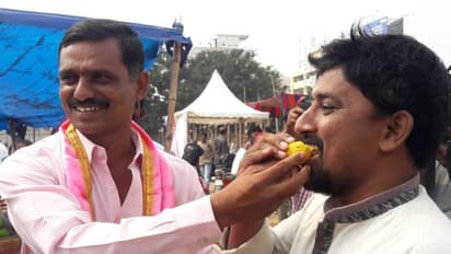 టీఆర్ఎస్ ఘన విజయం.. ఏపీలో కేసీఆర్ అభిమాని సంబరాలు