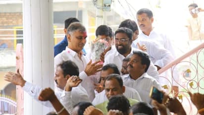 ఫ్యాన్స్ ఆందోళన: హరీష్ రావుకు కేసిఆర్ మరో షాక్?