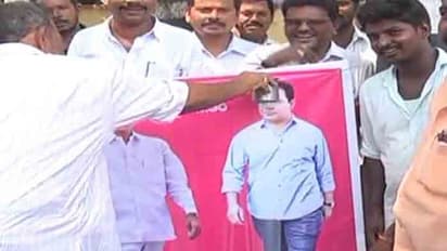 మహాకూటమి ఓటమి: ఏపీలో కేటీఆర్ ఫ్లెక్సీలకు జనసేన పాలాభిషేకం