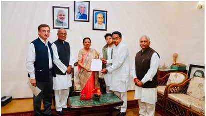 മധ്യപ്രദേശില് കോണ്ഗ്രസ് നേതാക്കള് ഗവര്ണറെ കണ്ടു; എംഎല്എമാരുടെ പട്ടിക നല്കി