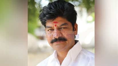 మహబూబాబాద్ టీఆర్ఎస్లో విభేదాలు.. ఎంపీ కవిత చేతిలో మైక్ను లాక్కొన్న ఎమ్మెల్యే శంకర్ నాయక్