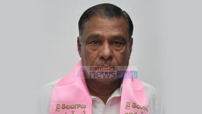 నర్సాపూర్ టిక్కెట్టు మదన్ రెడ్డికే ఇవ్వాలి:హరీష్ రావు ఇంటి వద్ద నిరసన