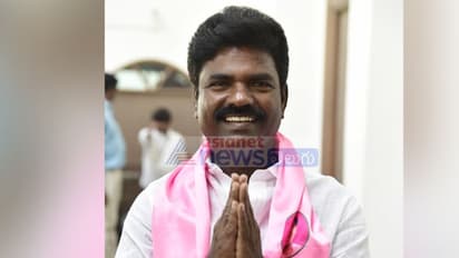 MLC elections : బెంగళూరులో టీఆర్ఎస్ క్యాంప్.. గుర్రమెక్కిన రసమయి, మాస్క్ ఏదంటూ నెటిజన్ల ఆగ్రహం