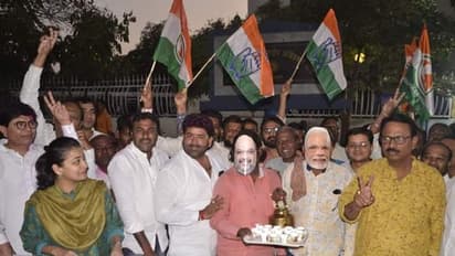 कांग्रेस कार्यकर्ताओं का ये कैसा जश्न? मोदी-शाह का मुखौटा पहनकर चाय बेची, स्मृति ईरानी बोली, मानसिकता सामने आई