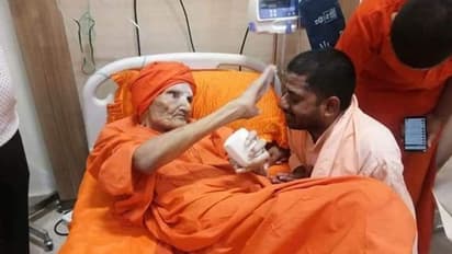 ನಡೆದಾಡಿದ ದೇವರು: ಸಿದ್ಧಗಂಗಾ ಶ್ರೀಗಳಿಂದ ಇಷ್ಟಲಿಂಗ ಪೂಜೆ