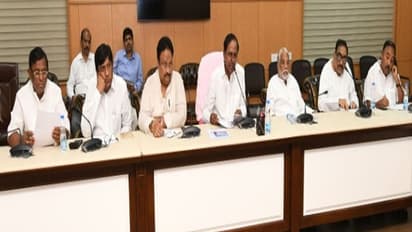 ముస్లిం, గిరిజనుల రిజర్వేషన్లపై కేంద్రంపై ఒత్తిడి: ఎంపీలతో కేసీఆర్