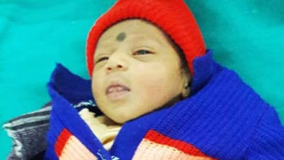 குப்பை தொட்டியில் வீசப்பட்ட பச்சிளங் குழந்தை... பொதுமக்கள் அதிர்ச்சி!