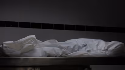 അമ്മയുടെ അഴുകിയ മൃതദേഹത്തോടൊപ്പം മകന്‍ കഴിഞ്ഞത് ഒരു വര്‍ഷം