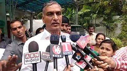 నీటి పారుదలపై కేసీఆర్ సమీక్ష: కనిపించని హరీష్ రావు