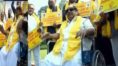 పార్లమెంట్ సమావేశాలు: కరుణానిధి వేషధారణలో శివప్రసాద్ నిరసన