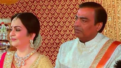 ಮಗಳ ಕೊರಳಿಗೆ ಹಾರ ಬೀಳುತ್ತಿದ್ದಂತೆಯೇ ಭಾವುಕರಾದ ಮುಕೇಶ್ ಅಂಬಾನಿ!