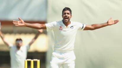 వరుణ్ అరోన్ సెన్సేషనల్ ఇన్నింగ్స్... 98 పరుగులకే మధ్యప్రదేశ్ ఆలౌట్... జార్ఖండ్ భారీ విజయం...