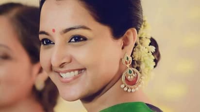 മഞ്ജുവാര്യര് വാക്ക് പറഞ്ഞ് പറ്റിച്ചു; വീടിന് മുന്നിൽ കുടില് കെട്ടി സമരത്തിനൊരുങ്ങി ആദിവാസികൾ