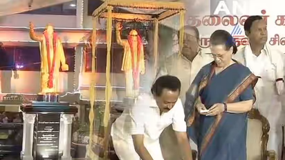 ಕರುಣಾನಿಧಿ ಪ್ರತಿಮೆ ಲೋಕಾರ್ಪಣೆಗೊಳಿಸಿದ ಸೋನಿಯಾ ಗಾಂಧಿ