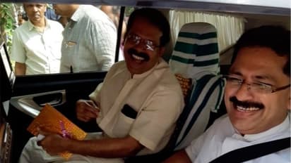 യൂത്ത് കോണ്ഗ്രസുകാര് കരിങ്കൊടി കാണിക്കാന് നടക്കുന്നു; ജലീലിന്റെ കാറില് ഡിസിസി സെക്രട്ടറിയുടെ യാത്ര വിവാദത്തില്