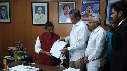 ఆ నలుగురిపై వేటేయ్యండి: స్వామిగౌడ్ను కలిసిన టీఆర్ఎస్ నేతలు (వీడియో)