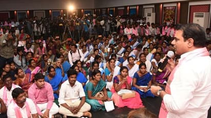 బాధ్యతలు స్వీకరించిన కేటీఆర్: హరీష్ రావు హాజరు