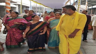 తిరుమలేశుడి సన్నిధిలో కేసీఆర్ సతీమణి శోభ: స్వాగతం పలికిన వైసీపీ ఎమ్మెల్యే