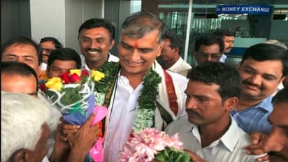 ఏపీలో హరీష్ రావుకు ఘన స్వాగతం: అభిమానుల తాకిడితో ఉక్కిరిబిక్కిరి