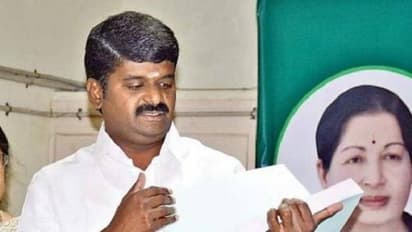 அமைச்சர் விஜய பாஸ்கருக்கு முற்றும் நெருக்கடி… உதவியாளர் வீடுகளில் தொடர் ரெய்டு… இன்று ராஜினாமா?