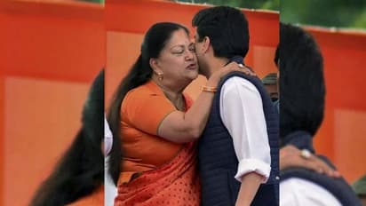 వైరాన్ని పక్కనబెట్టి... మేనల్లుడిని దీవించిన వసుంధర రాజే