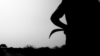 కృష్ణా జిల్లాలో మందుబాబు వీరంగం... కన్న తండ్రిపై కత్తితో దాడిచేసిన కసాయి కొడుకు (Video)