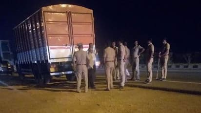 நடுரோட்டில் கேட்பாரற்று கிடந்த 80 கோடி ரூபாய்... வேலூரில் பரபரப்பு!