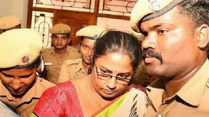 கணவர், குழந்தைகளை பார்க்கணும் !! கோர்ட்டில் கதறி அழுத நிர்மலா தேவி !!