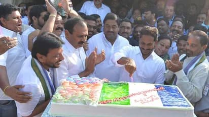 పాదయాత్రలోనే పుట్టినరోజు వేడుకలు జరుపుకున్న జగన్