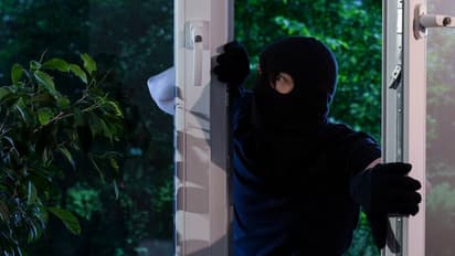 జ్యూవెలరీ షోరూంలో చోరీకి యత్నం.. అడ్డుకోబోయిన ఎస్సై పైకి కారు