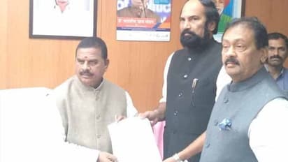 కాంగ్రెస్కు కేసీఆర్ షాక్: మండలిలో విపక్ష హోదా రద్దు