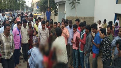 ಸಿನಿಮೀಯ ರೀತಿಯಲ್ಲಿ ಮಾರಾಮಾರಿ: ಮೂಕ ಪ್ರೇಕ್ಷಕರಾದ ಜನ