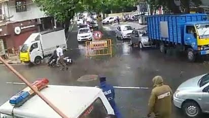 రాంగ్ రూట్లో పోలీస్ వాహనం: డీజీపీకి ఫైన్ వేసిన ట్రాఫిక్ పోలీస్