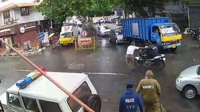 டிராபிக் போலீஸை கீழே தள்ளிவிட்ட ஆய்வாளருக்கு 1 மாதத்திலேயே மீண்டும் பணி...! பாதிக்கப்பட்ட காவலர் அதிர்ச்சி