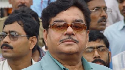 శత్రఘ్న సిన్హాకు షాక్...వీఐపి సదుపాయాలకు చెక్