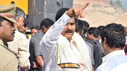 వాళ్లతో కుమ్మక్కై పోలవరాన్నిఅడ్డుకుంటున్న కేసీఆర్: దేవినేని