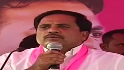 టీఆర్ఎస్ ఎమ్మెల్సీకి పరాభవం, కుర్చీలు విసిరేసిన కార్యకర్తలు