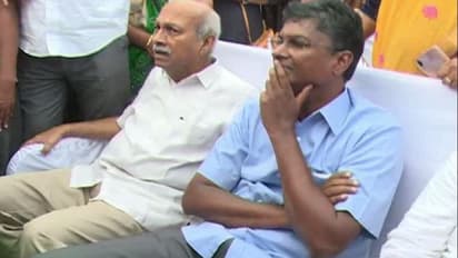 ಕಿತ್ತಾಡಿಕೊಂಡ ಬಿಜೆಪಿ ಸಂಸದರು: ನೋಡಿ ಮುಸಿ-ಮುಸಿ ನಕ್ಕ ಸತೀಶ್ ಜಾರಕಿಹೊಳಿ