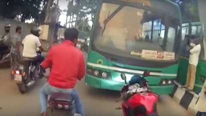 ರಾಂಗ್ ಸೈಡ್ನಲ್ಲಿ ಬಂದ BMTC ಬಸ್ಸನ್ನೇ ಹಿಂದೆಕ್ಕೆ ತೆಗೆಸಿದ ಬೈಕರ್!