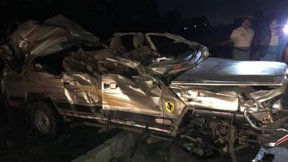 జోష్లో డ్రైవర్ డ్యాన్స్: ప్రజలపైకి దూసుకెళ్లిన వాహనం, ఇద్దరు మృతి